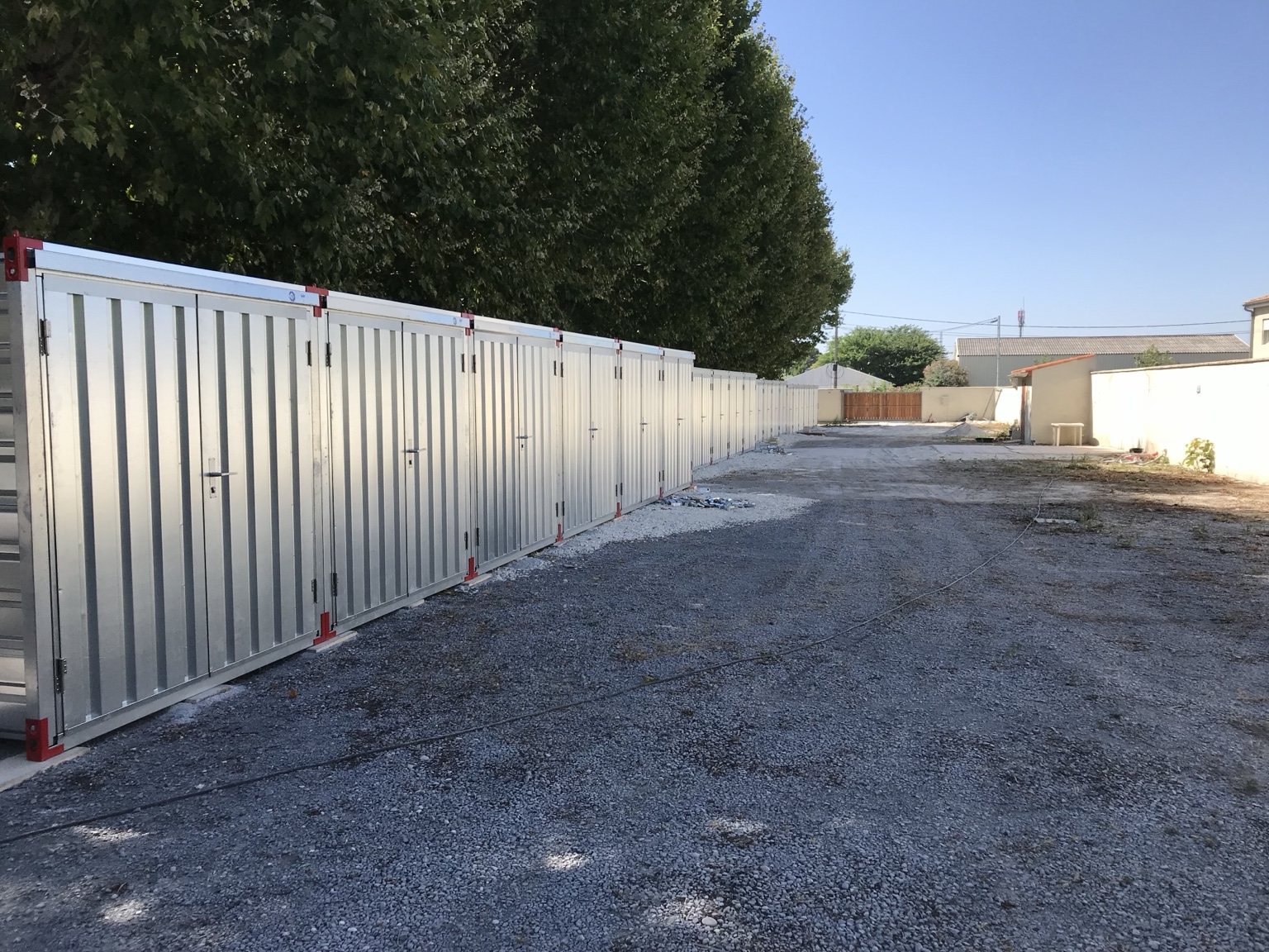Allée d’accès aux box